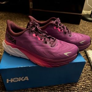 HOKA Women's Arahi 6 Running Shoes